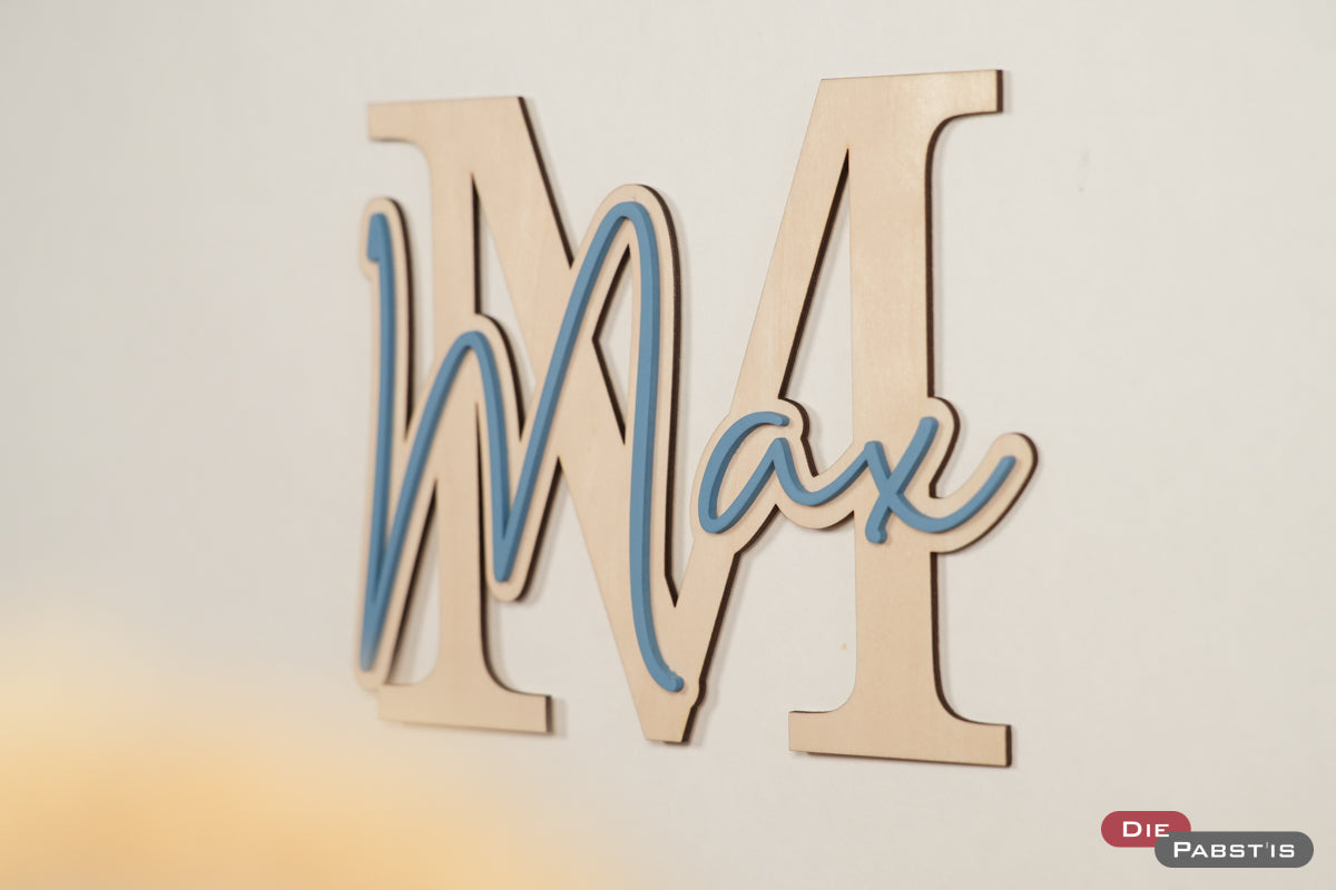 Personalisiertes Holz-Namensschild mit farbig lackiertem Schriftzug und großer Initiale – ideal für Kinderzimmer oder Türdeko
