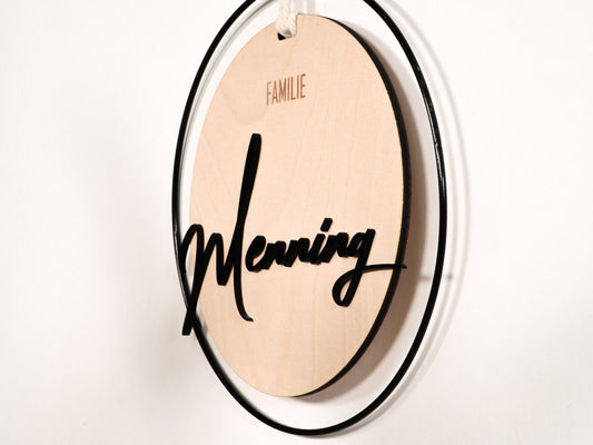 Personalisiertes Türschild aus Holz im Metallring