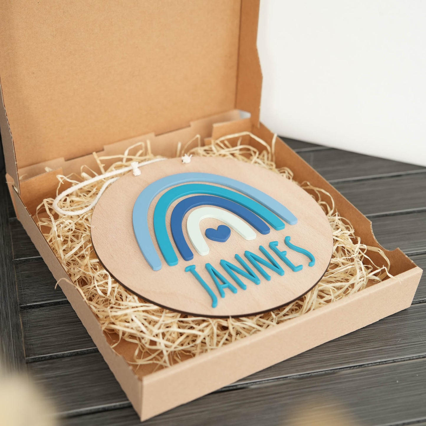 Hochwertiges Namensschild aus Holz in Blautönen mit Regenbogen und Herz