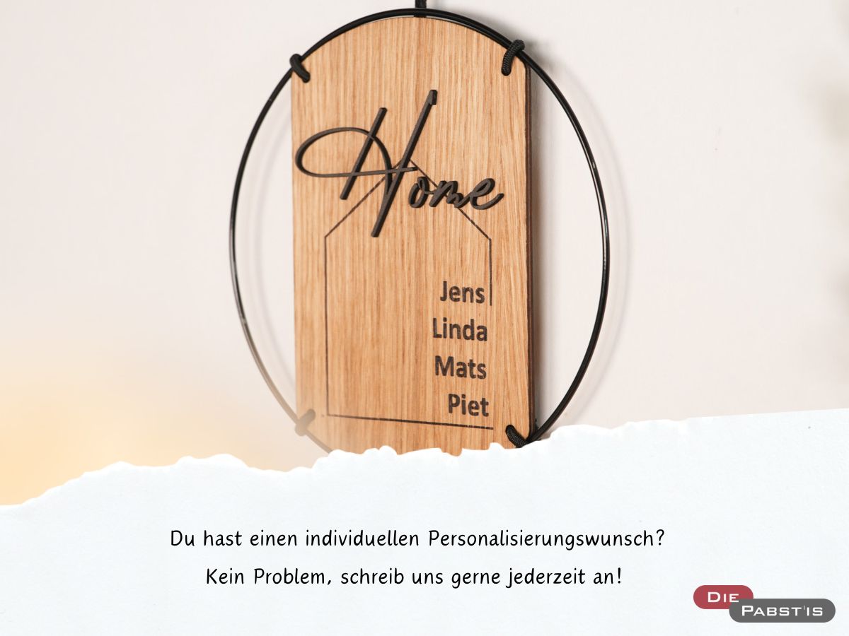 Modernes Türschild für Familien – Eichenholzoptik, Metallrahmen, Gravur ‚Home‘ und personalisierte Namen.