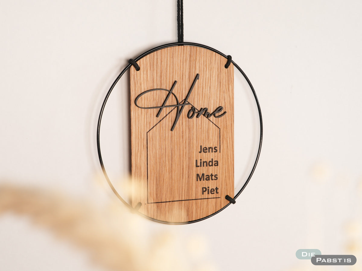 Familien-Türschild mit Gravur ‚Home‘ und individueller Namensliste – liebevoll gestaltet aus Holz und Metall