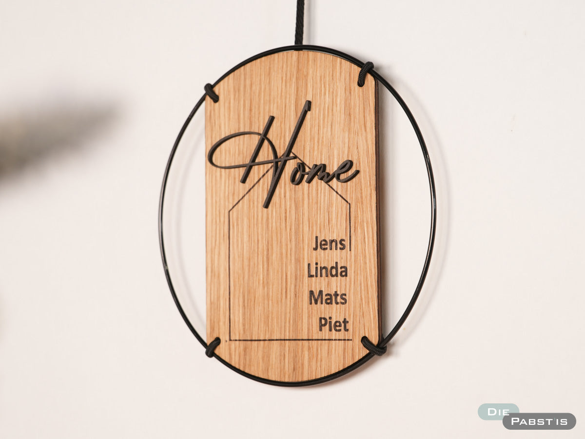 Handgemachtes Türschild aus Holz in Eichenoptik mit Gravur ‚Home‘ und Vornamen – personalisiertes Geschenk für Freunde oder Familie