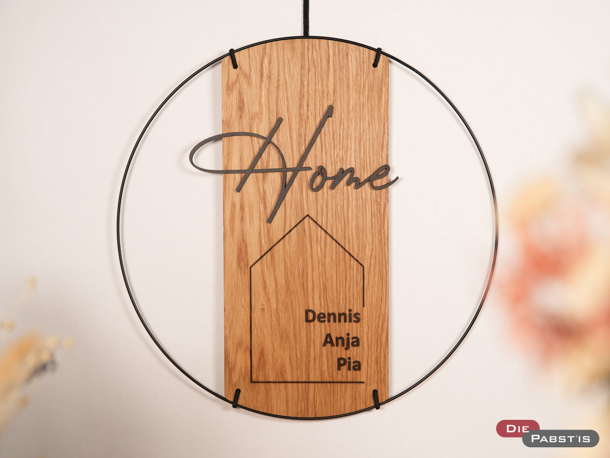 Design-Türschild aus Holz mit Metallring und ‚Home‘-Gravur – individuelle Dekoidee für das neue Zuhause