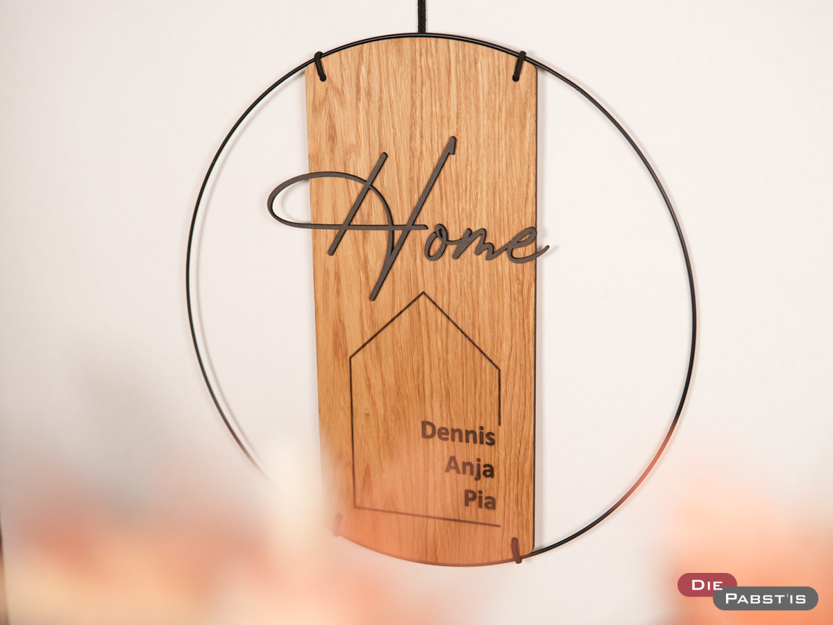 Türschild ‚Home‘ mit Namensgravur – stilvolles Geschenk für den Familieneingang im Eichenholzdesign