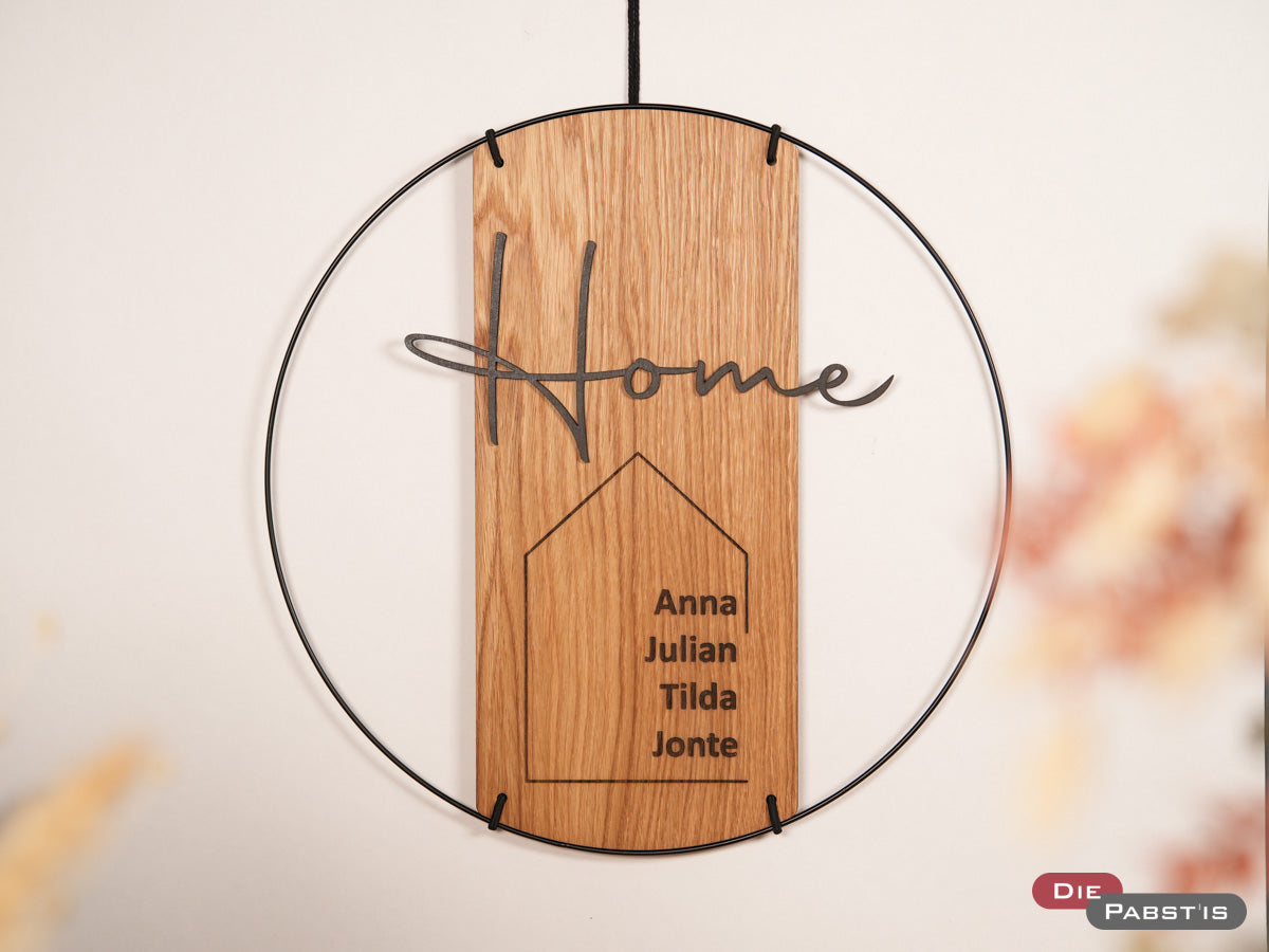 Personalisiertes Holzschild mit Familiennamen und ‚Home‘-Gravur – perfekte Haustürdeko für die ganze Familie