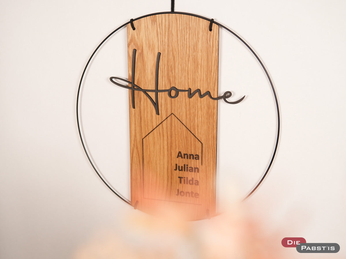 Dekoratives Türschild aus Holz mit Gravur ‚Home‘ und Familiennamen – modernes Willkommensschild in Eichenoptik mit schwarzem Metallring