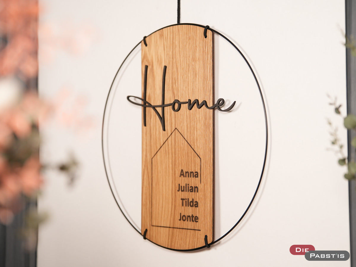 Weihnachtliches Türschild aus Holz mit Gravur ‚Home‘ und Familiennamen – liebevolle Geschenkidee mit persönlicher Note