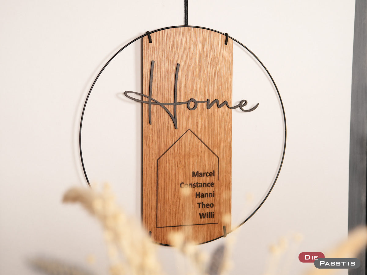 Holz-Türschild mit Metallring und Gravur ‚Home‘ plus Familiennamen – liebevolles Hochzeitsgeschenk für das neue Zuhause