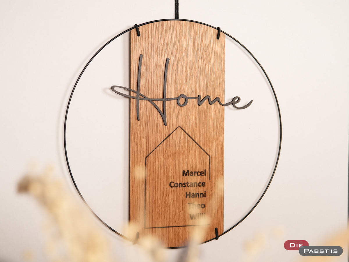Personalisiertes Türschild aus Eichenholzoptik mit Gravur ‚Home‘ und Familiennamen – perfektes Geschenk zum Einzug oder Hausbau.