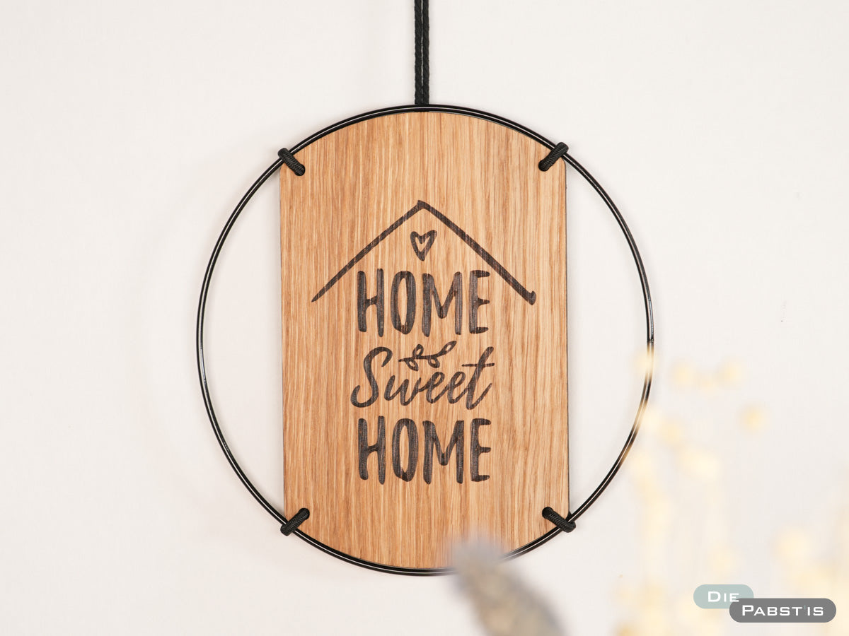 Handgefertigtes Eichenholz-Türschild mit Schriftzug ‚Home sweet Home‘ – einladend und zeitlos schön.
