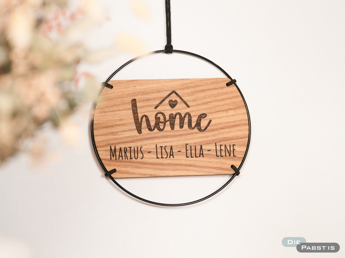 Perfektes Geschenk zur Hochzeit oder zum Hausbau – personalisiertes Türschild aus Holz mit Gravur ‚Home‘ und Familiennamen.