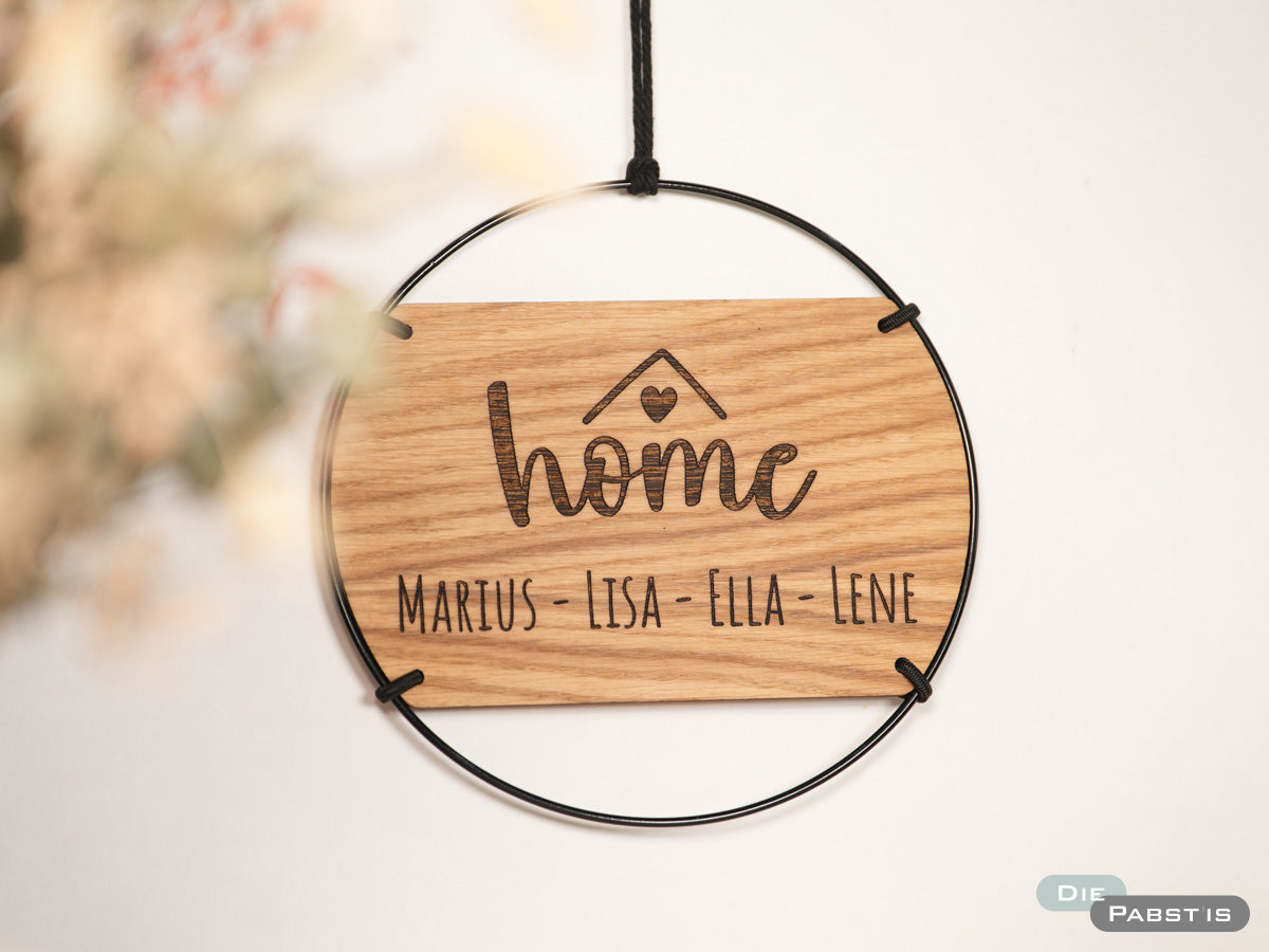 Persönliches Geschenk für Familien – Türschild aus Holz mit Gravur ‚Home‘ und den Namen aller Familienmitglieder.