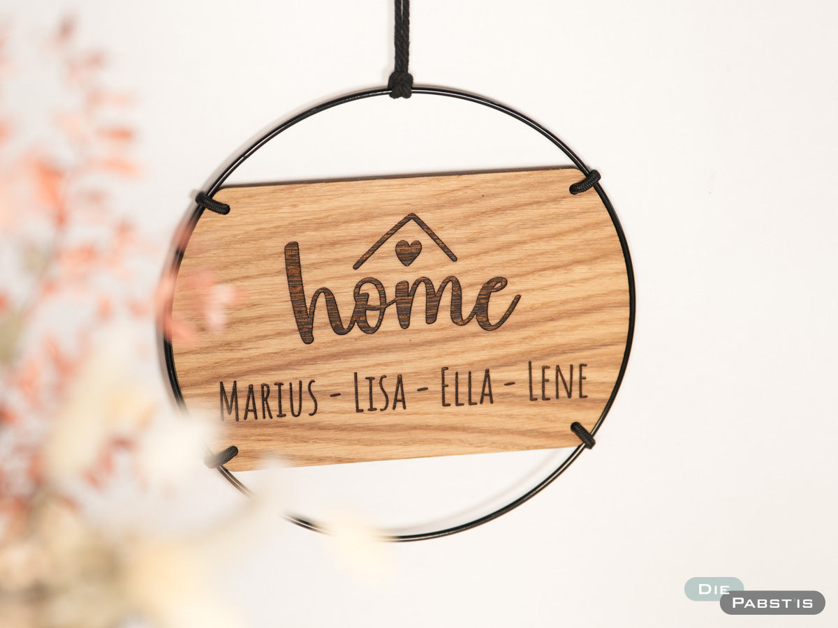 Individuelles Türschild als Geschenk zum Einzug – Eichenholz-Look mit Gravur ‚Home‘ und Familiennamen, stilvoll eingerahmt mit schwarzem Metallring