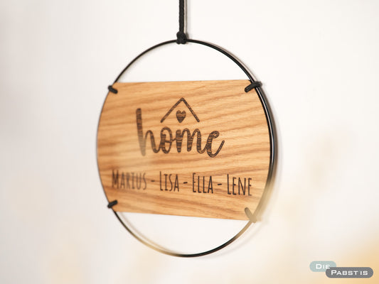Individuelles Willkommensschild mit Gravur ‚Home‘ und Familiennamen – Eichenholzoptik mit schwarzem Metallring für moderne Hausdekoration.