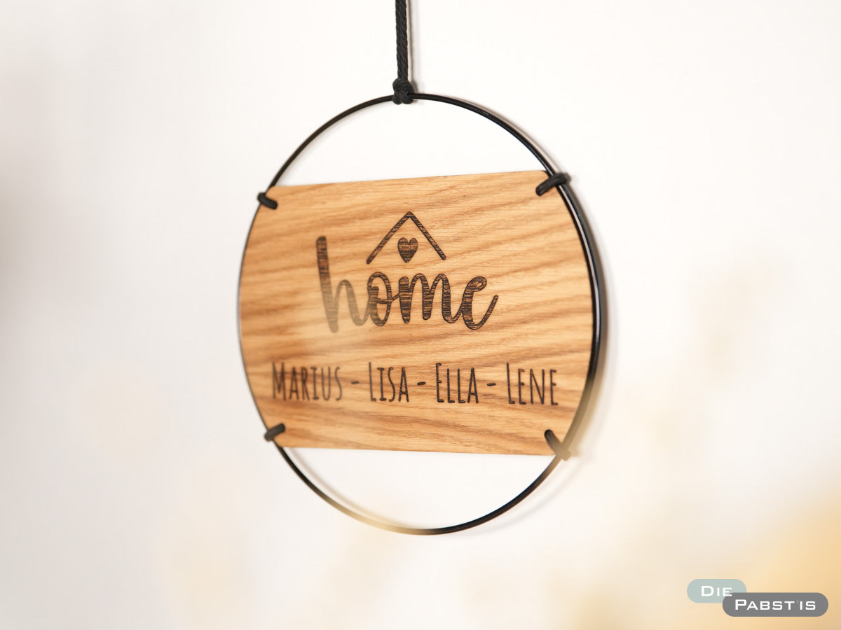 Personalisiertes Türschild aus Holz in Eichenoptik mit Metallring und Gravur Home sowie den Namen der Familienmitglieder – stilvolle Eingangsdeko für dein Zuhause.