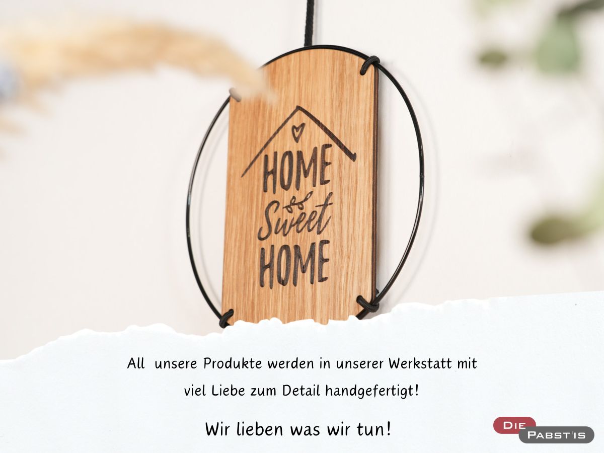 Personalisierbares Türschild mit ‚Home sweet Home‘ Gravur – perfekt für Eingangsbereiche und als Dekoration.