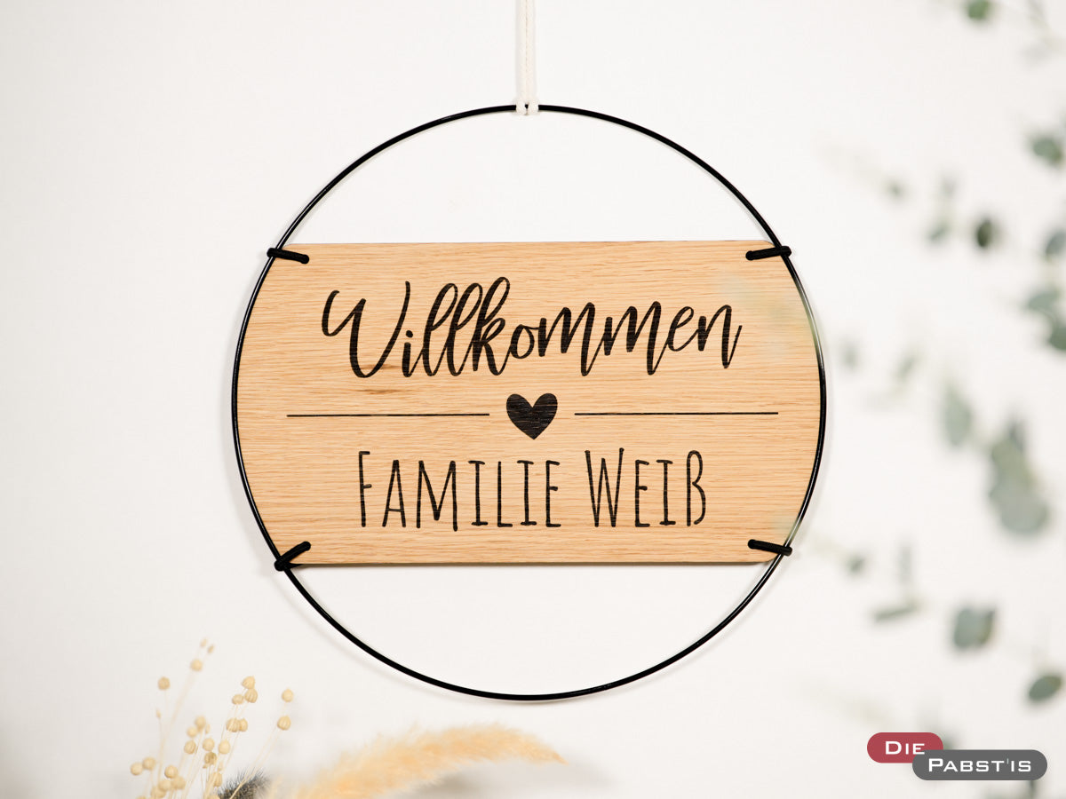 Rustikales Familienschild mit Gravur ‚Willkommen‘, Herz und Familienname – dekorativer Türkranz für den Eingangsbereich