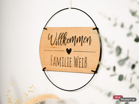 Personalisierter Türkranz aus Holz in Eichenoptik mit Metallring – Gravur ‚Willkommen‘ mit Herz und Familienname als liebevolle Haustürdeko