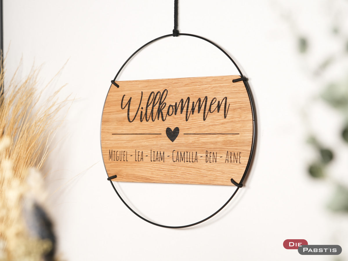 Liebevoll gestaltetes Türschild mit Gravur ‚Willkommen‘, Familiennamen und Herz – personalisiertes Geschenk für Paare und Familien