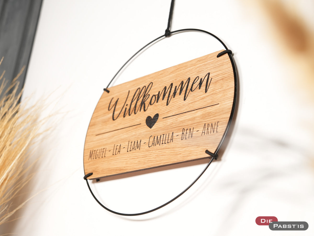 Türkranz im Landhausstil aus Holz mit Gravur ‚Willkommen‘, Herz und Vornamen – kreatives personalisiertes Familienschild für die Haustür