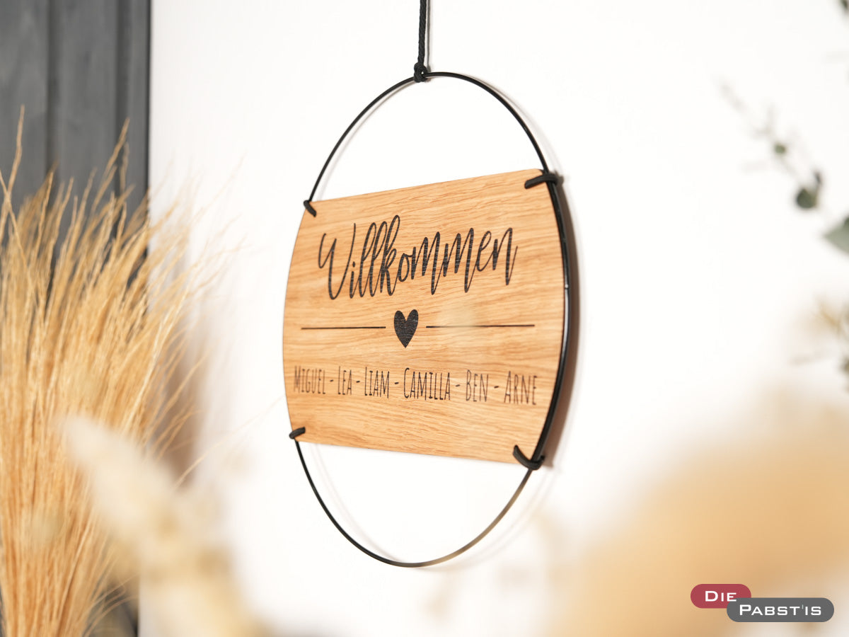 Personalisierbares Türschild mit Familiennamen, Herzsymbol und Begrüßungsgravur – einzigartiges Willkommensschild im Eichenholz-Look