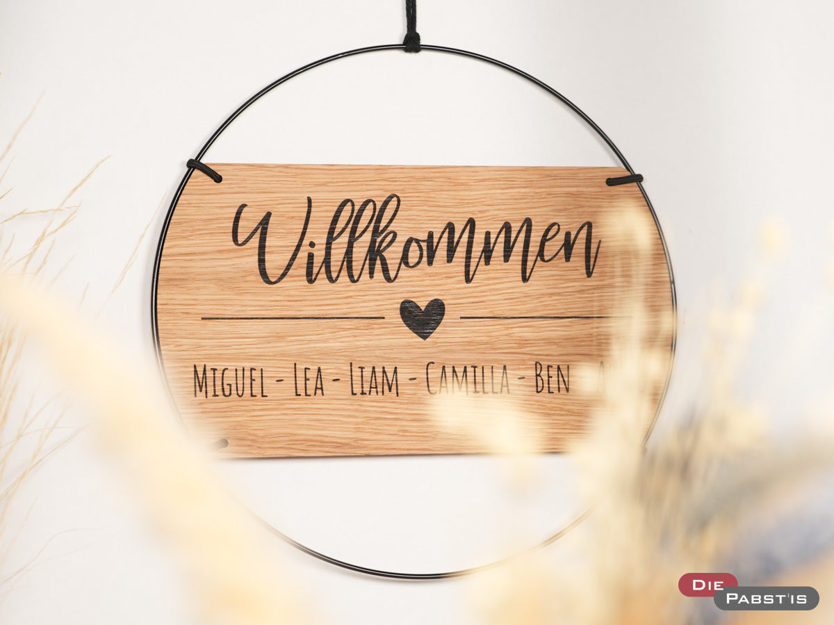 Modernes Türkranz-Design in Holzoptik mit Gravur ‚Willkommen‘ und Namen – dekoratives Familienschild für den Hauseingang