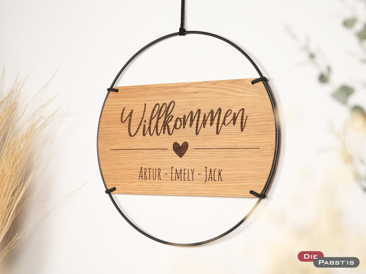 Eichenholzoptik Türkranz mit Gravur ‚Willkommen‘, Herz und personalisierten Namen – liebevolles Geschenk für Familien und Freunde