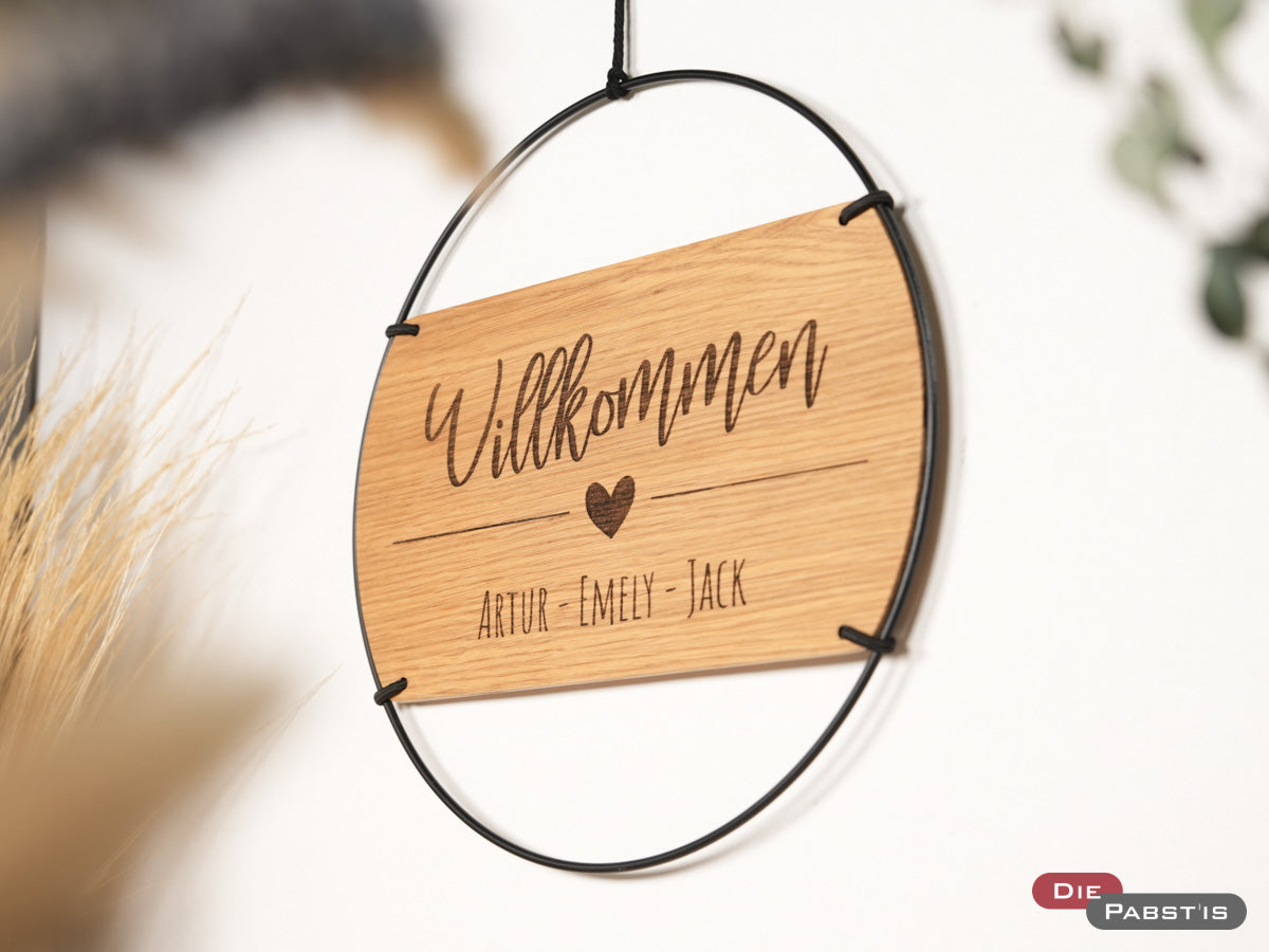 Familien-Türschild mit Herzsymbol und Gravur ‚Willkommen‘ – individuelles Holzschild als Geschenk zur Hauseinweihung oder zum Umzug