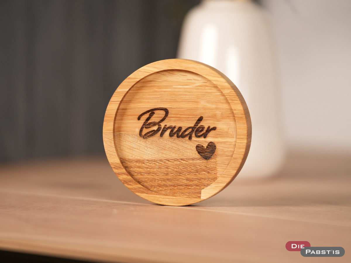 Untersetzer aus Eichenholz mit Gravur ‚Bruder Herz‘ – das perfekte Geschenk für deinen Lieblingsbruder.
