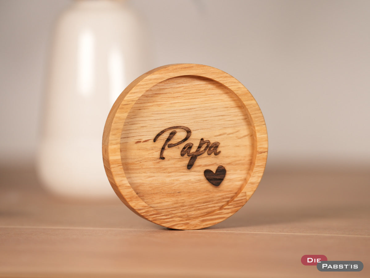 Gravierter Holzuntersetzer mit Herz-Motiv und ‚Papa‘ – perfekt für den besten Papa der Welt.