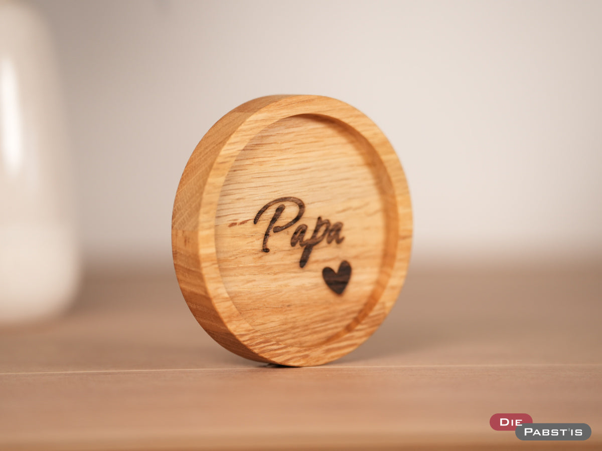Untersetzer aus Eichenholz mit Gravur ‚Papa‘ und Herz – ein liebevolles Geschenk zum Vatertag oder Geburtstag.