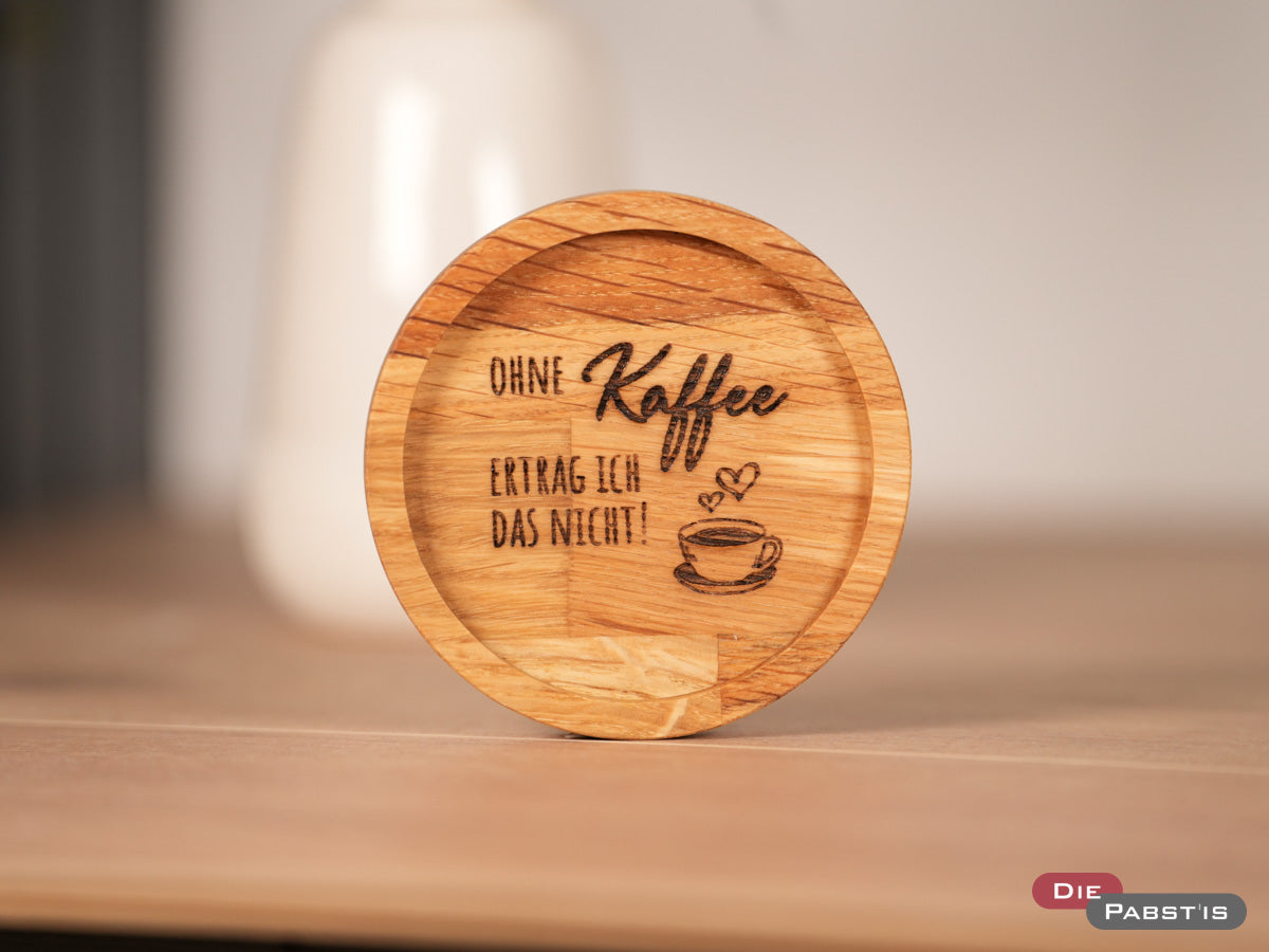Gravierter Eichenholz-Untersetzer mit humorvollem Kaffee-Zitat – ideal für Büro oder Küche.