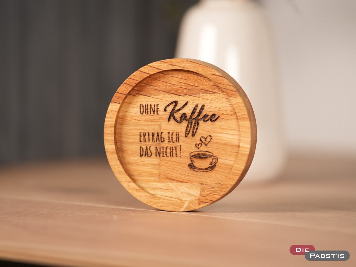 Lustiger Holzuntersetzer mit Kaffee-Spruch – stilvoll und praktisch für deine Kaffeepause.