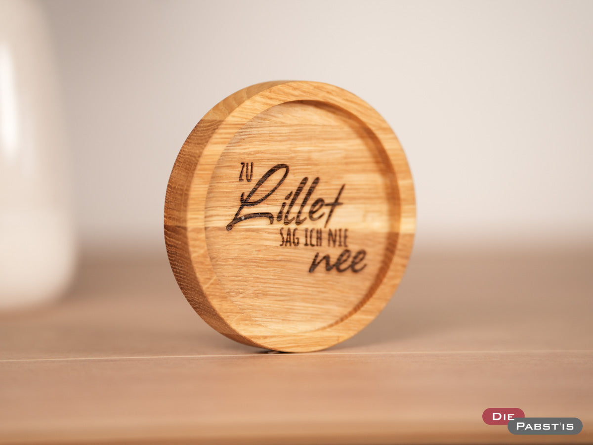 Eichenholz-Untersetzer mit Gravur ‚Zu Lillet sag ich nie nee‘ – perfekt für deinen Lillet Wild Berry Cocktail.