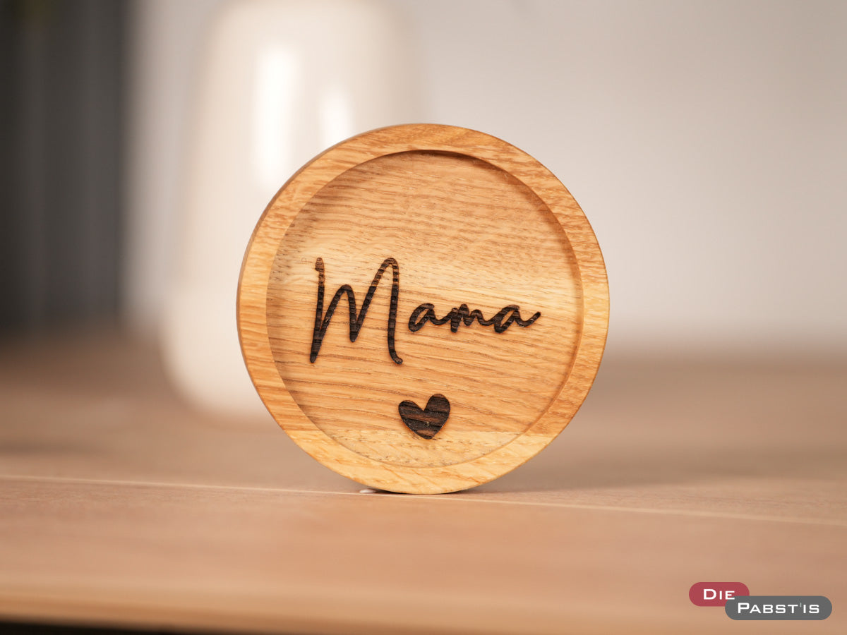 Gravierter Holzuntersetzer mit Herz-Motiv und ‚Mama‘ – perfekt als persönliche Aufmerksamkeit für Mama