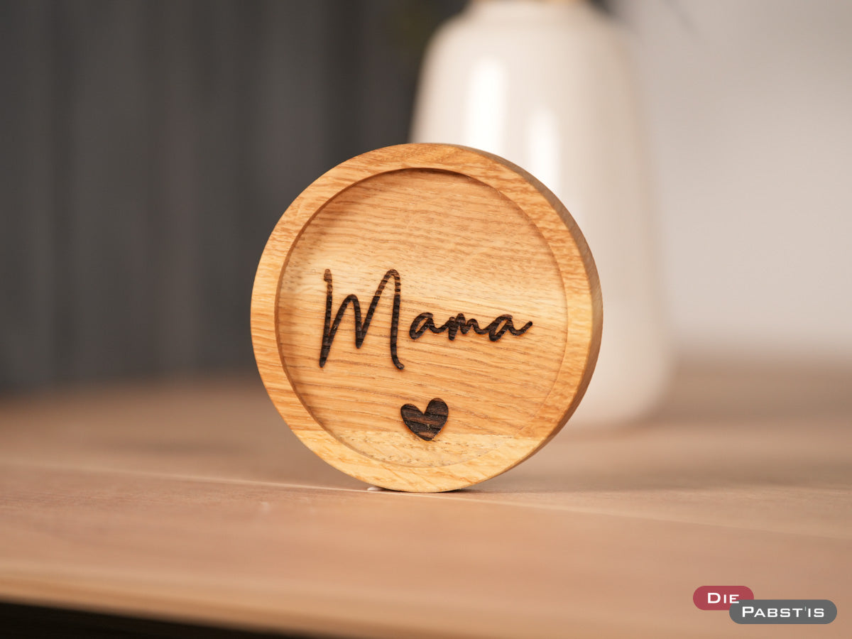 Untersetzer aus Eichenholz mit Gravur ‚Mama‘ und Herz – ein liebevolles Geschenk für die beste Mama.