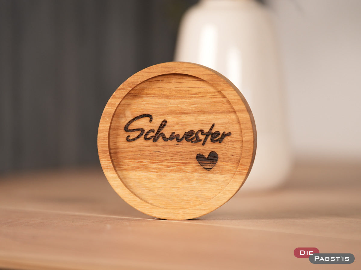 Untersetzer aus Eichenholz mit Gravur ‚Schwester Herz‘ – ein liebevolles Geschenk für die beste Schwester der Welt.