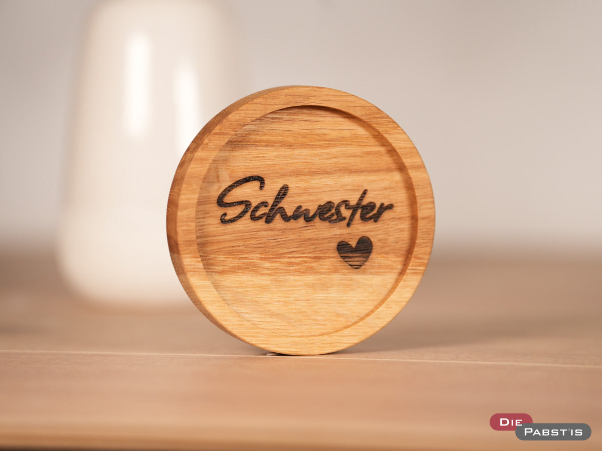 Gravierter Holzuntersetzer mit ‚Schwester Herz‘ – perfekt als kleine Aufmerksamkeit mit großer Bedeutung.