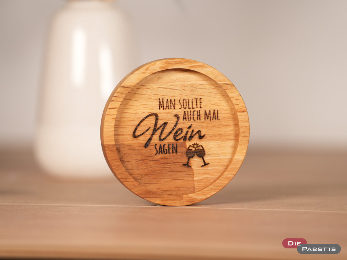 Gravierter Eichenholz-Untersetzer mit humorvoller Wein-Botschaft – ideal als Geschenk oder für den eigenen Weingenuss