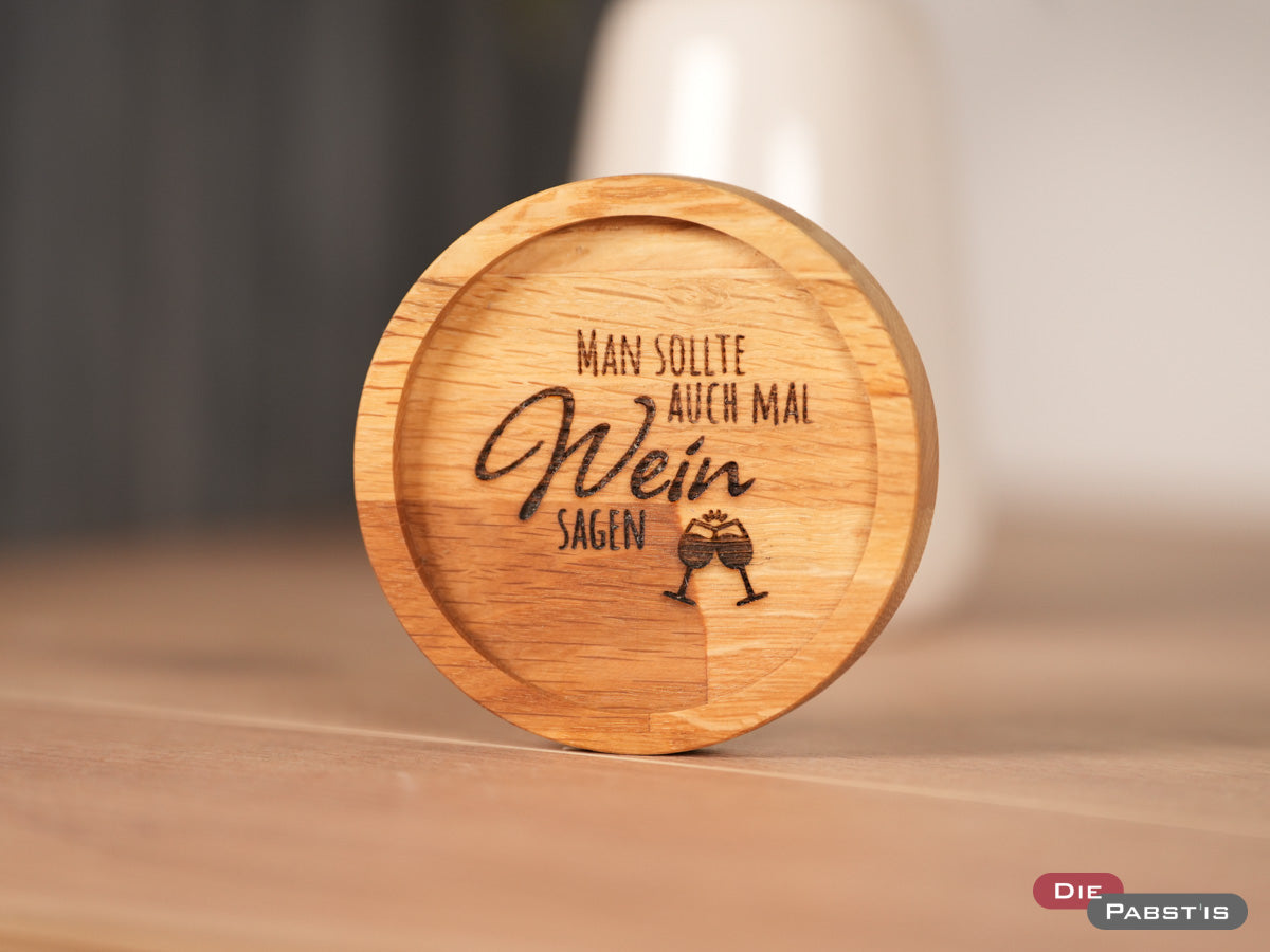 Charmanter Holzuntersetzer mit Wein-Spruch – stilvoll und witzig für Weinliebhaber.