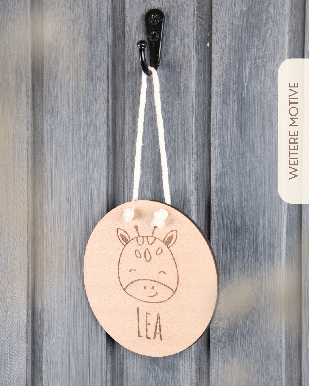 Rundes Holz-Namensschild mit Giraffenmotiv und personalisierter Gravur für Kinderzimmer