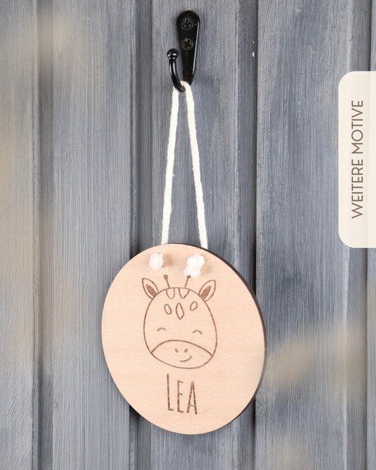Rundes Holz-Namensschild mit Giraffenmotiv und personalisierter Gravur für Kinderzimmer