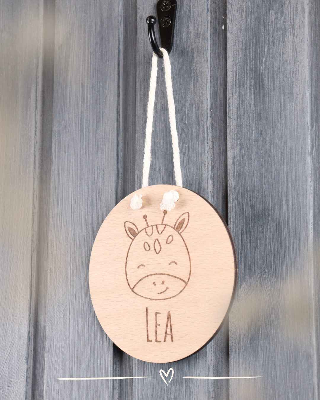 Individuelles Holz-Türschild für Kinder mit Giraffenmotiv und Kordel zum Aufhängen
