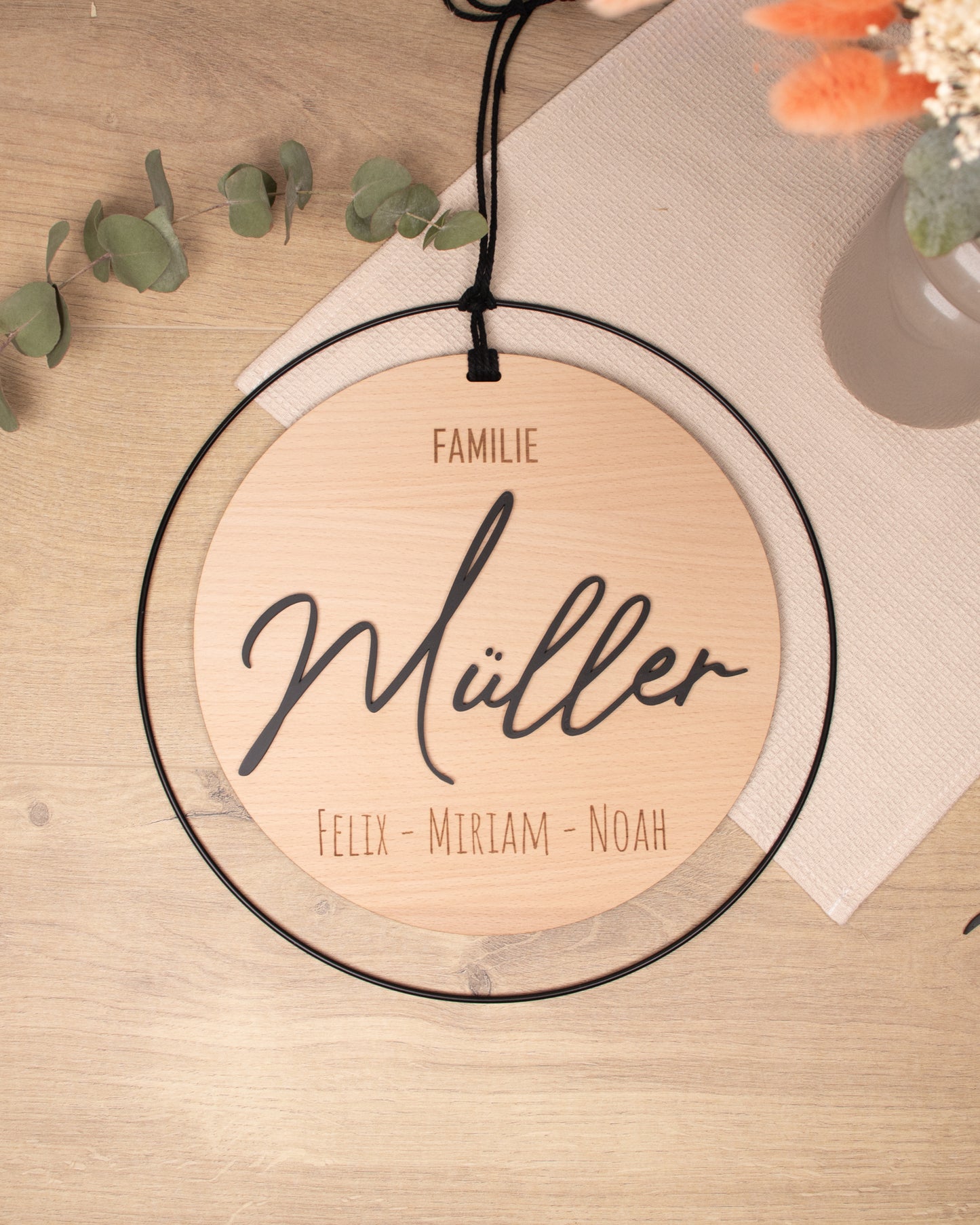 Personalisiertes Türschild aus Holz im Metallring