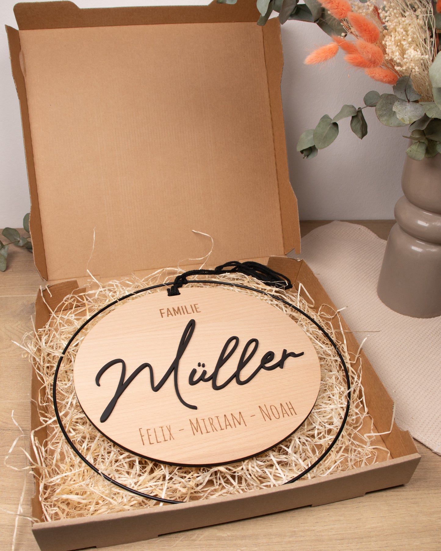 Personalisiertes Türschild aus Holz im Metallring