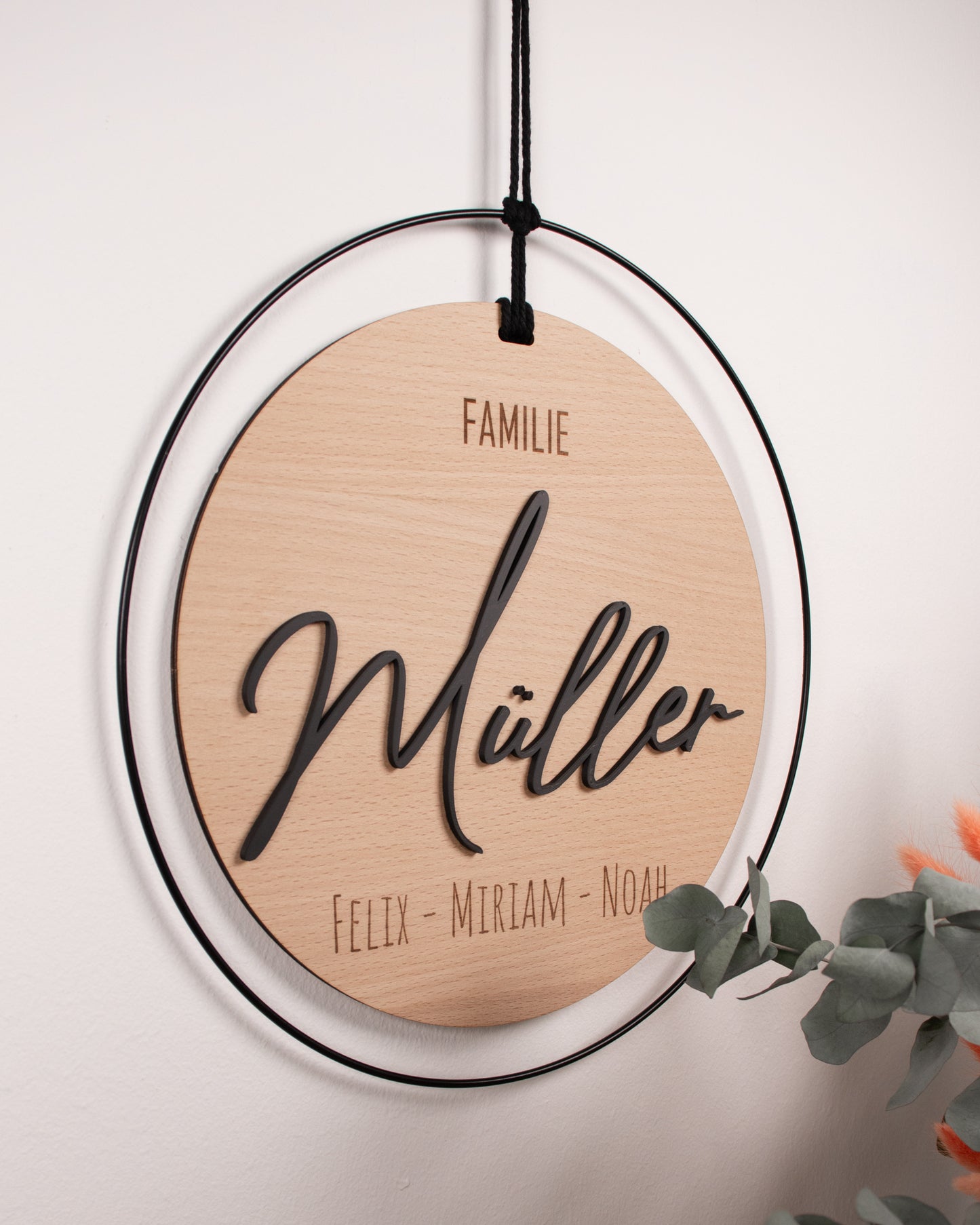 Personalisiertes Türschild aus Holz im Metallring