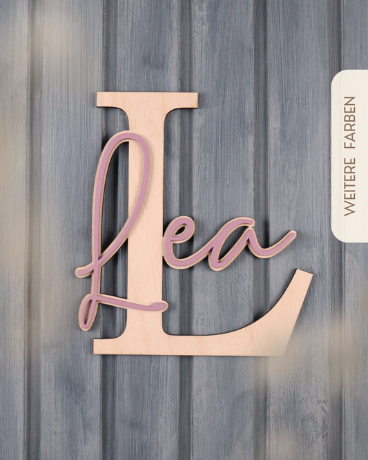 Holzbuchstabe mit modernem Acrylglas-Schriftzug für personalisierte Deko