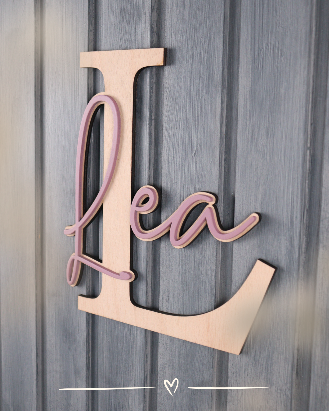 Personalisierte Wanddeko: Holzbuchstabe mit pastellfarbenem Acryl-Schriftzug
