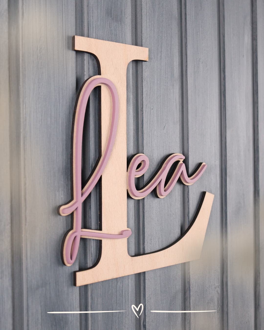 Individuelles Kinderzimmer-Deko-Schild aus Buchenholz mit rosa Acrylglas-Namen