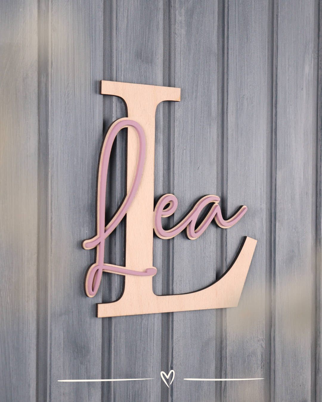 Personalisierter Buchstabe aus Buchenholz mit pastellpinkem Acrylglas-Schriftzug „Lea“